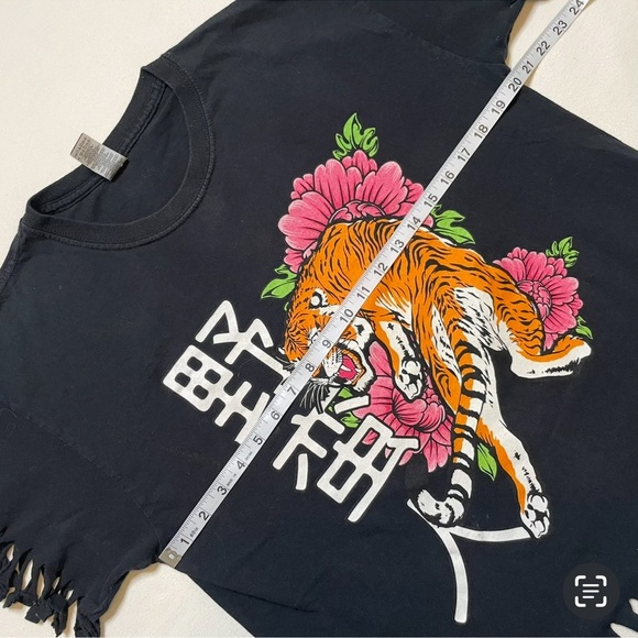 Black Graphic T-Shirt with Tiger Design and fringed edges sz large - Picture 6 of 7